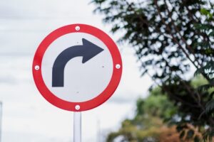 Traffic sign indicating a right turn, emphasizing rules of civility and mobility, captured in a horizontal photograph.